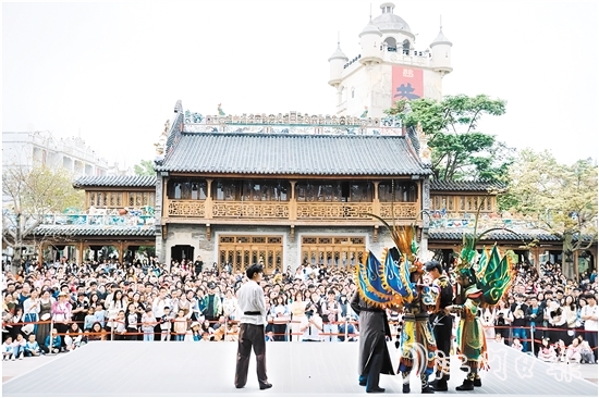 赤坎華僑古鎮(zhèn)日超50場精彩演出讓游客樂不思蜀。