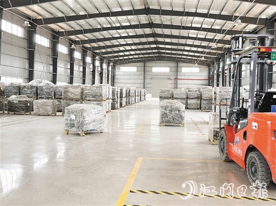 橋新村主動(dòng)聯(lián)合其他村，投入約210萬元合作建設(shè)2000平方米現(xiàn)代化標(biāo)準(zhǔn)廠房。