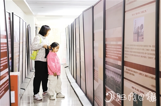 展覽吸引了不少市民和游客前來(lái)參觀。