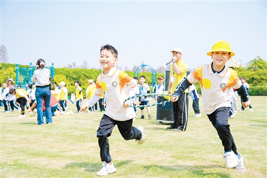 學(xué)生在長廊生態(tài)園開展研學(xué)活動。