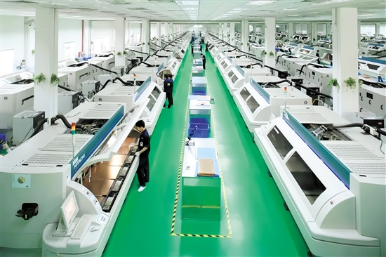 隨著專(zhuān)精特新企業(yè)矩陣持續(xù)擴(kuò)容，它們將成為推動(dòng)開(kāi)平經(jīng)濟(jì)高質(zhì)量發(fā)展的核心引擎。開(kāi)平依利安達(dá)電子有限公司是此次上榜名單的企業(yè)之一。圖為企業(yè)生產(chǎn)車(chē)間。