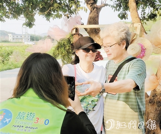 港澳游客來到臺山鄉(xiāng)村旅游，并合影留念。