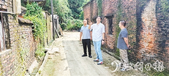 李科華（中間白衣者）在基層走訪調(diào)研，奔走在矛盾糾紛化解的“最前線”。