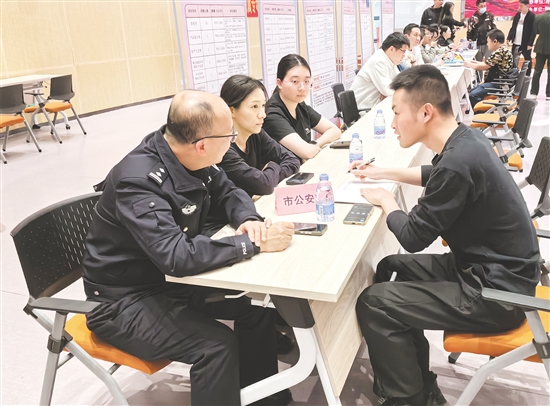 政策咨詢臺(tái)前，工作人員詳細(xì)解讀退役軍人就業(yè)補(bǔ)貼、創(chuàng)業(yè)扶持等政策。