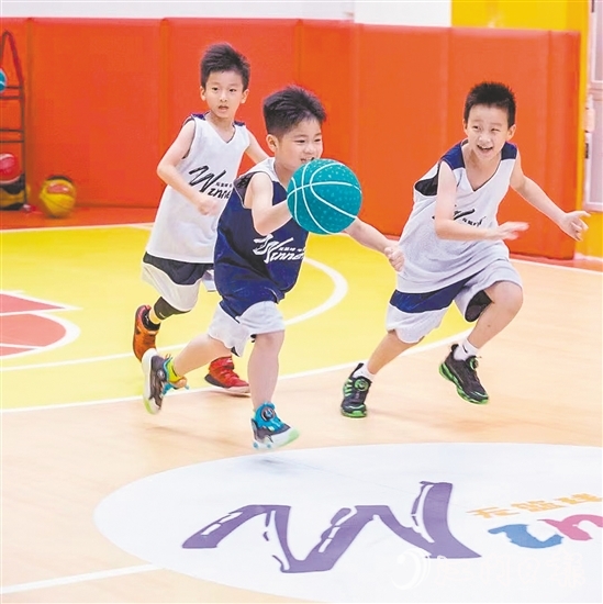 家長(zhǎng)注重培養(yǎng)孩子的運(yùn)動(dòng)愛(ài)好。