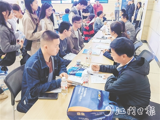 雙選會現(xiàn)場氣氛熱烈，學(xué)子們積極與企業(yè)代表溝通交流。