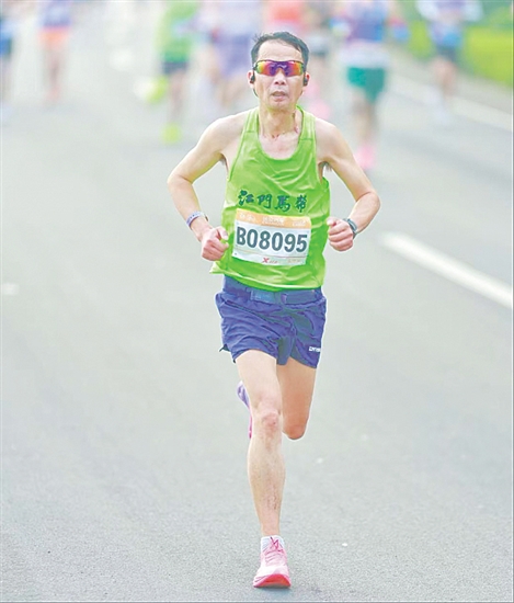 朱先生熱愛跑步。