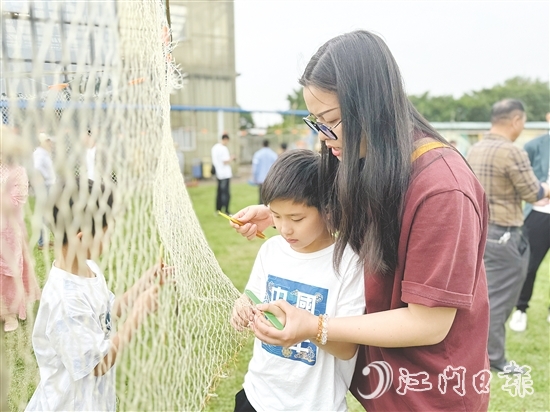 現(xiàn)場(chǎng)，不少小朋友參與其中，現(xiàn)場(chǎng)充滿歡聲笑語(yǔ)。