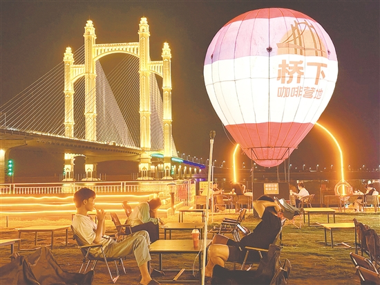 夜幕降臨，潭江兩岸燈火闌珊，市民、游客在“橋下咖啡營地”品咖啡、賞夜景，享受愜意時光。