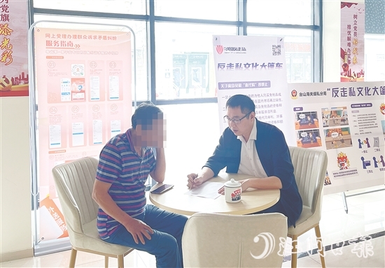 在調(diào)解過(guò)程中，江磊泉（右）為群眾普法。