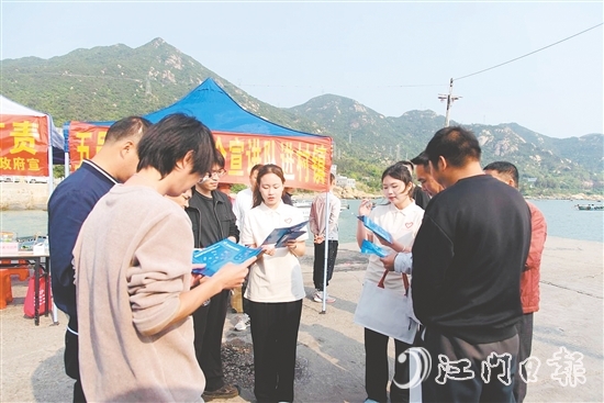 五邑青年國(guó)家安全宣講隊(duì)向漁民講解國(guó)家安全知識(shí)。