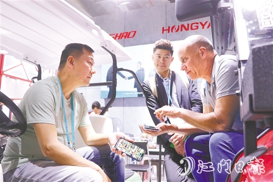 在江門鴻雅科技有限公司展位現(xiàn)場(chǎng)，來(lái)自美國(guó)邁阿密的客商正積極與企業(yè)商討合作方式。劉淑君