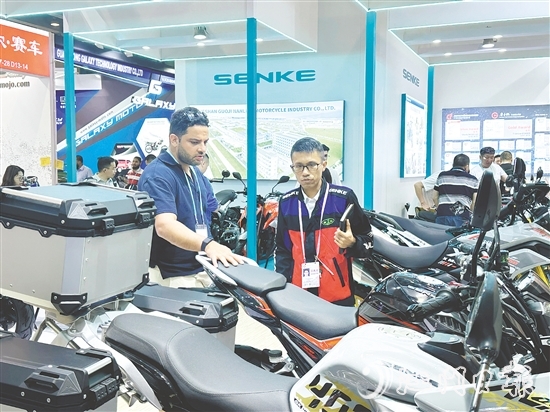 展會(huì)現(xiàn)場(chǎng)，鶴山企業(yè)生產(chǎn)的摩托車吸引海外采購(gòu)商駐足。
