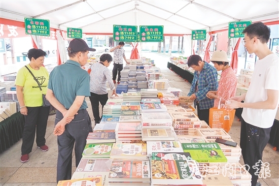 市民在購(gòu)書區(qū)挑選圖書。