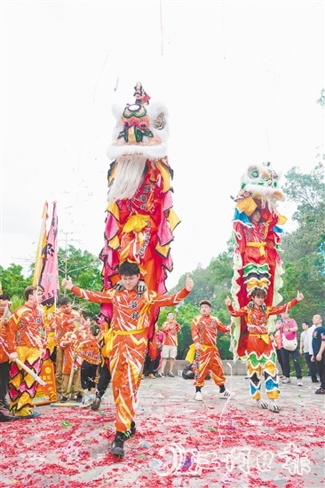一眾弟子以醒獅和武術的形式表達對祖師的緬懷。