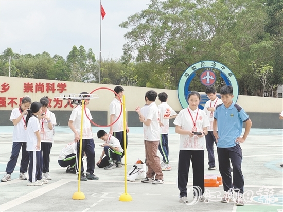 學(xué)生們體驗操控?zé)o人機(jī)的樂趣。