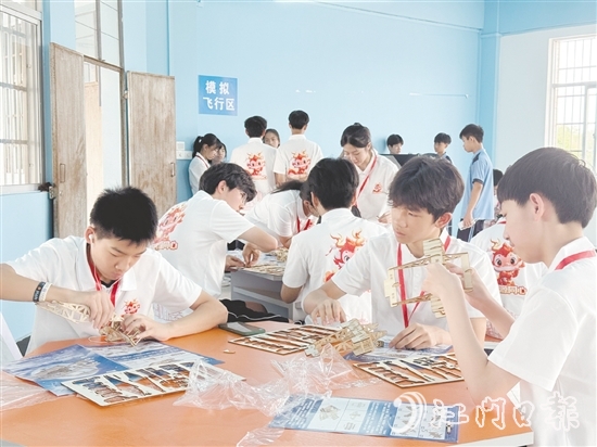 學(xué)生們拼裝“馮如一號”模型。