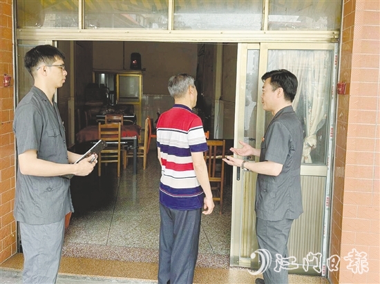 法官到李大爺家回訪，發(fā)現(xiàn)損壞的房屋已經(jīng)基本修復。