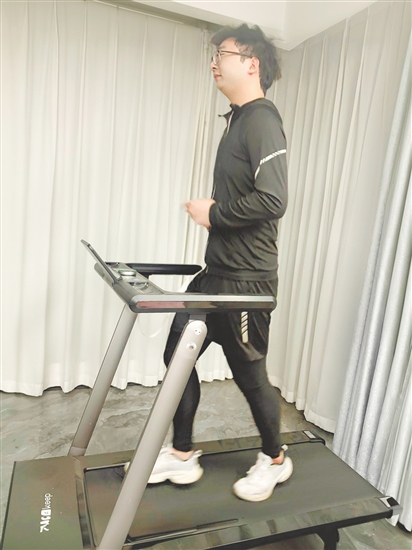 小張為減重制定了詳細的運動和飲食計劃。