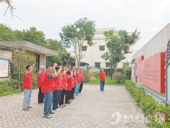 發(fā)展紅色旅游是以敬村振興鄉(xiāng)村產(chǎn)業(yè)的重要抓手，該村充分挖掘利用本地紅色資源，打造沉浸式研學體驗。