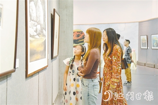 展覽吸引了不少市民前來(lái)參觀。