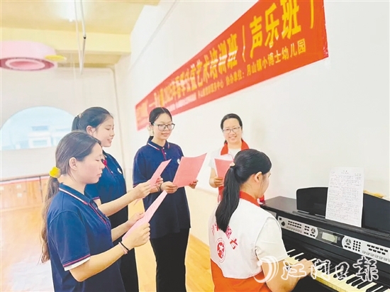 學(xué)員們在老師的指導(dǎo)下練習(xí)發(fā)聲技巧。