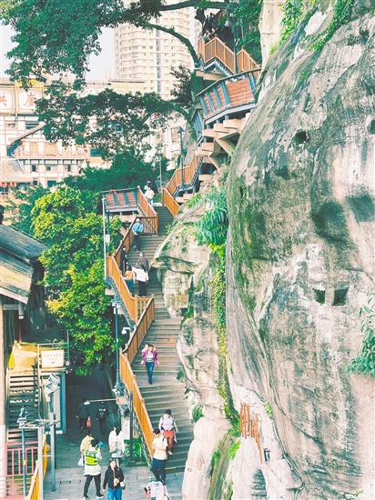 沿山城步道拾級而上，感受重慶山城的魅力。