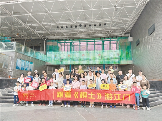 棋手們與家人一同打卡長堤歷史文化街區(qū)。