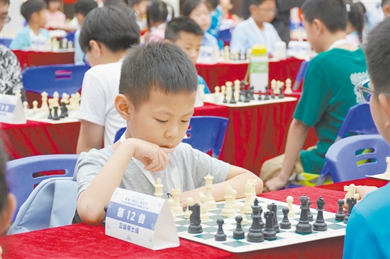 棋手們在棋盤上智力交鋒。