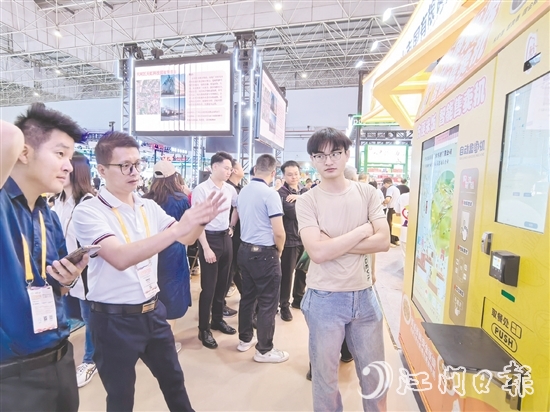 方便米飯、方面湯水只需要在智能售賣機(jī)配套的微波爐上加熱便可品嘗，便捷、美味又營(yíng)養(yǎng)。