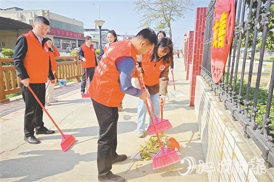 江門置業(yè)發(fā)展的黨員多次開展清潔志愿服務(wù)活動，助力鄉(xiāng)村人居環(huán)境改善。