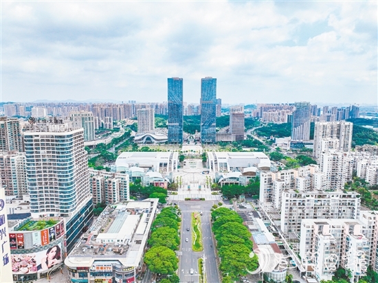 環(huán)市街道位于蓬江區(qū)中心區(qū)域，位于珠三角“1小時商圈”內(nèi)，交通便利，區(qū)位優(yōu)勢明顯。圖為環(huán)五邑華僑廣場商圈一帶。劉淑君