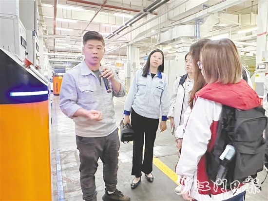 在雅圖仕倉儲物流環(huán)節(jié)，AGV智能叉車發(fā)揮重要作用。