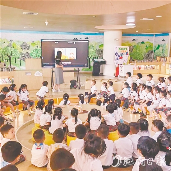 活動(dòng)中，老師為小讀者分享繪本故事，共同感受閱讀的魅力。