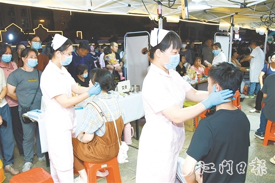 中醫(yī)“大咖”化身攤主，為市民提供“一對(duì)一”問(wèn)診、健康指導(dǎo)等服務(wù)。