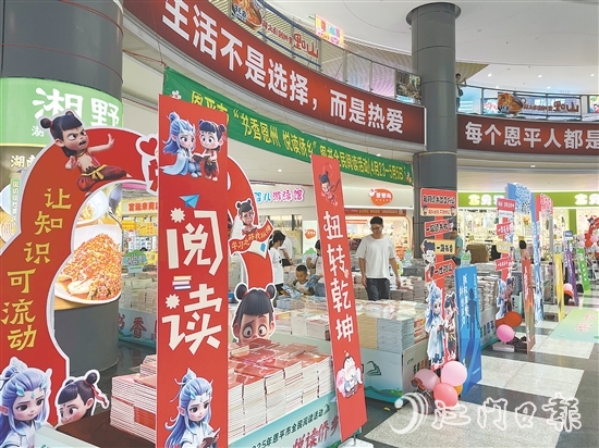 活動現(xiàn)場有5萬多冊書籍供大家免費閱讀。