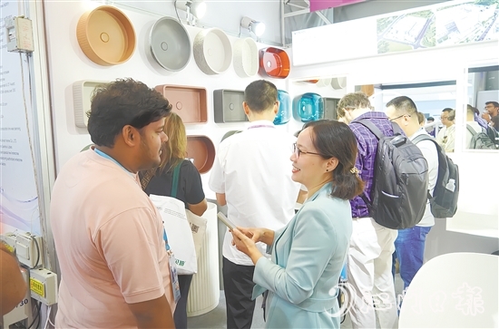 利多邦衛(wèi)浴展位吸引不少客商前來咨詢交流。