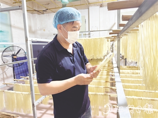 梁潤富在車間查看瀨粉晾曬狀態(tài)。