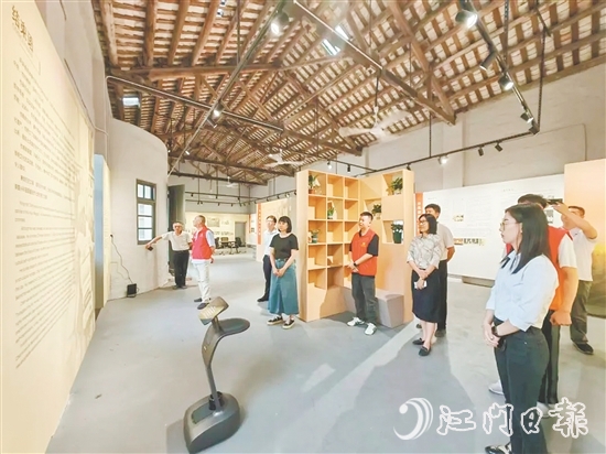 智能機(jī)器人為大家講解陳榮捷事跡。