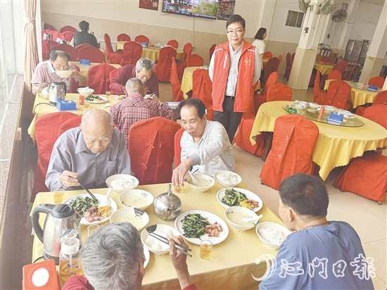 老人們一邊吃飯，一邊話家常。