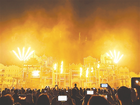 赤坎華僑古鎮(zhèn)精彩的火秀表演吸引游客。