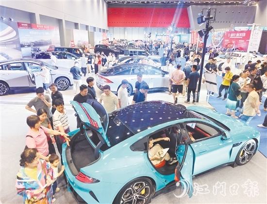 昨日早上，江門五一國際車展現(xiàn)場人氣旺。郭永樂