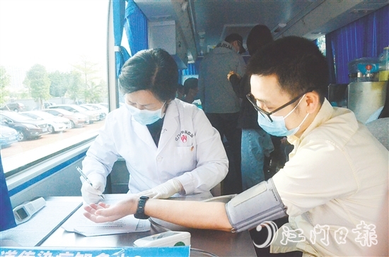 江門青年積極參與無償獻血。