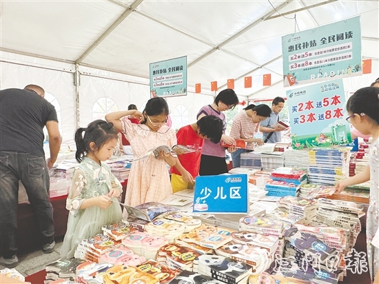 全民閱讀圖書文化活動(dòng)中，大人小孩共享閱讀樂趣。