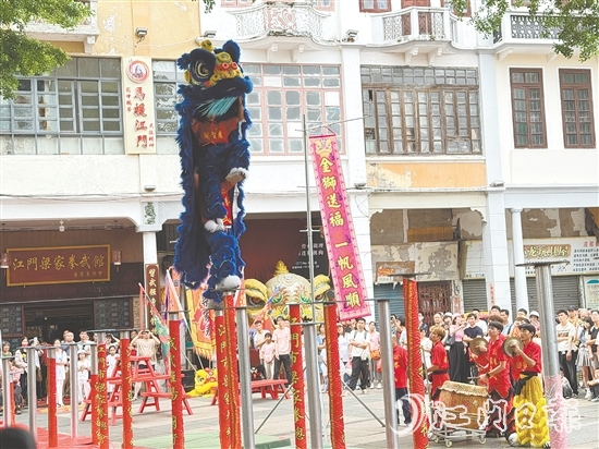 青年廣場(chǎng)上，15支精銳獅隊(duì)展開精彩比拼。