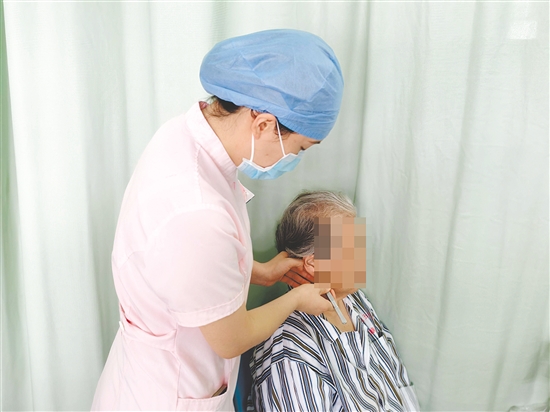 醫(yī)護(hù)人員為患者進(jìn)行中醫(yī)外治療法。