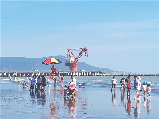 在臺山欽頭灣海浴場，游客盡情享受陽光、海浪與沙灘。