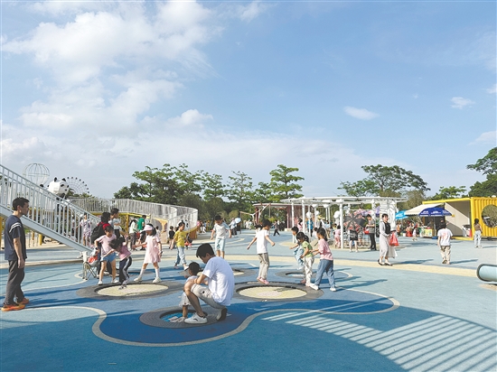 新會(huì)兒童公園成為熱門親子游目的地。