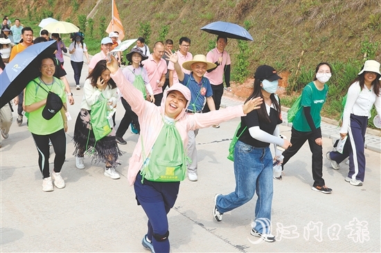 徒步愛(ài)好者沿青年水庫(kù)步行，穿梭于花海與綠林間，感受“體育+生態(tài)”的魅力。