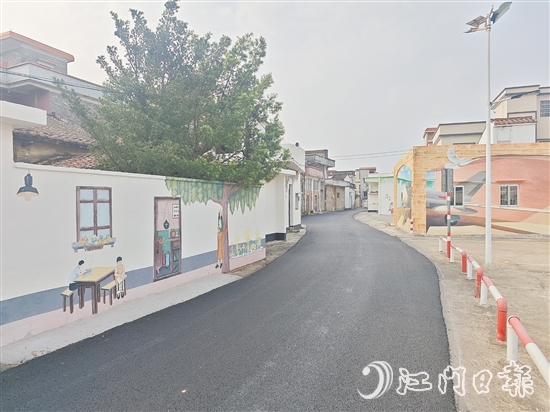 在蟠光村，新鋪設(shè)的瀝青村道平整寬闊，與特色墻繪及周邊綠化相映成趣。